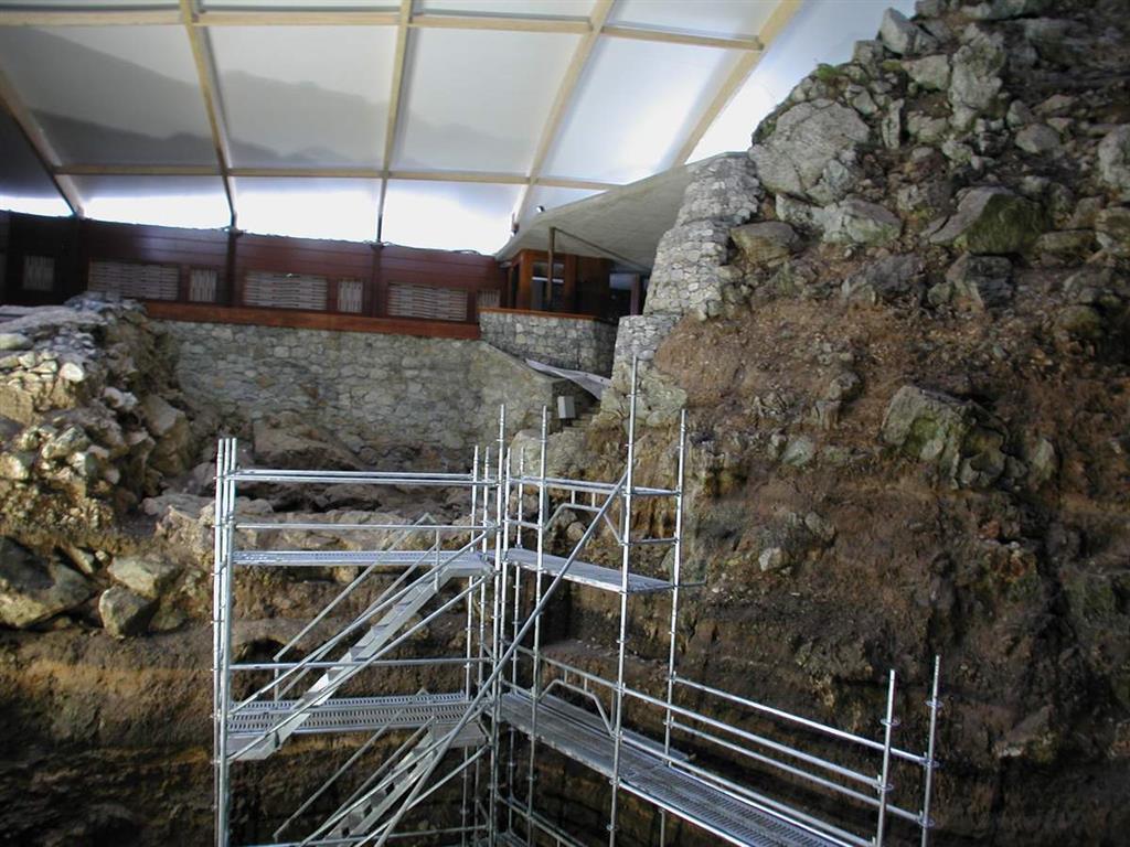 Estructura metálica instalada junto a la sección estratigráfica de El Castillo, instalada para permitir su estudio y muestreo (foto Federico Bernaldo de Quirós)