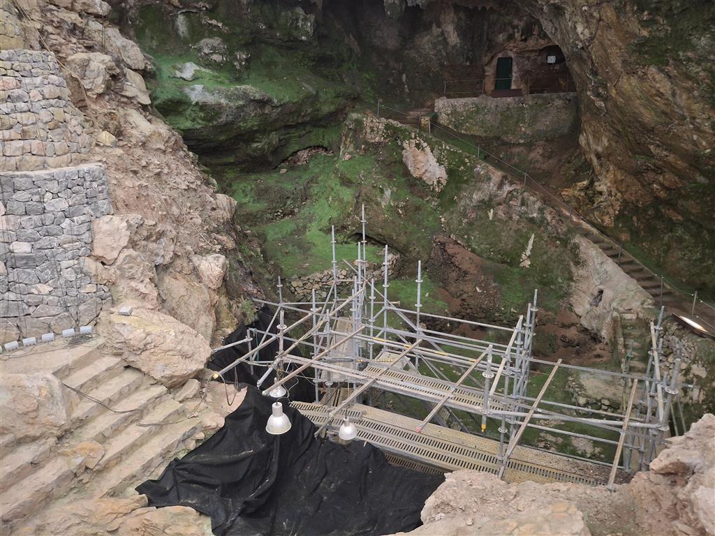 Interior del yacimiento del Monte Castillo en fase activa de excavación (2026). Foto A. Armendariz