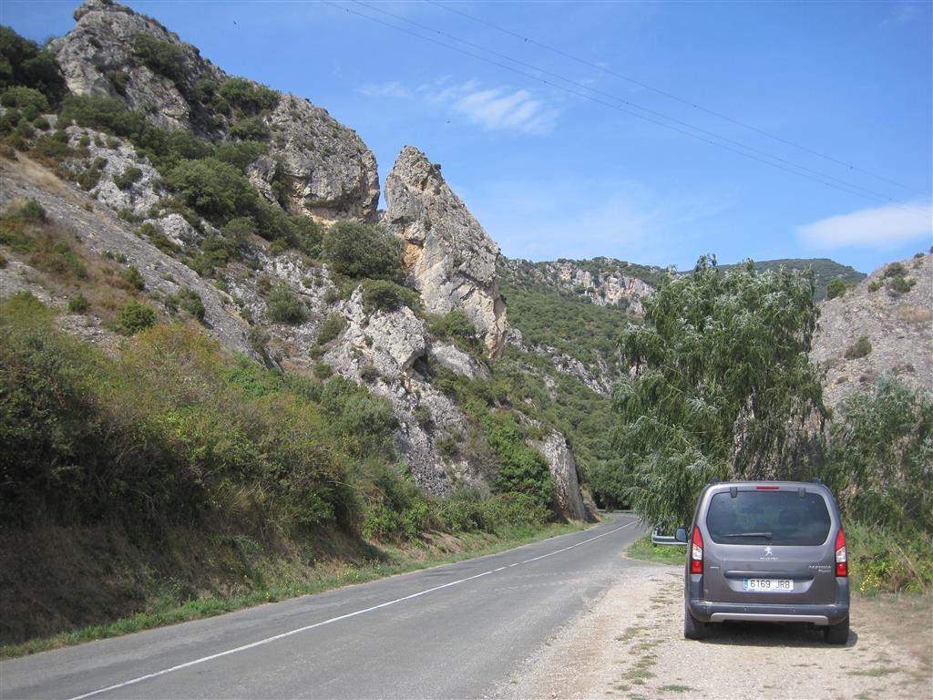 Frente de cabalgamiento  de los Montes Obarenes sobre la Cuenca del Ebro