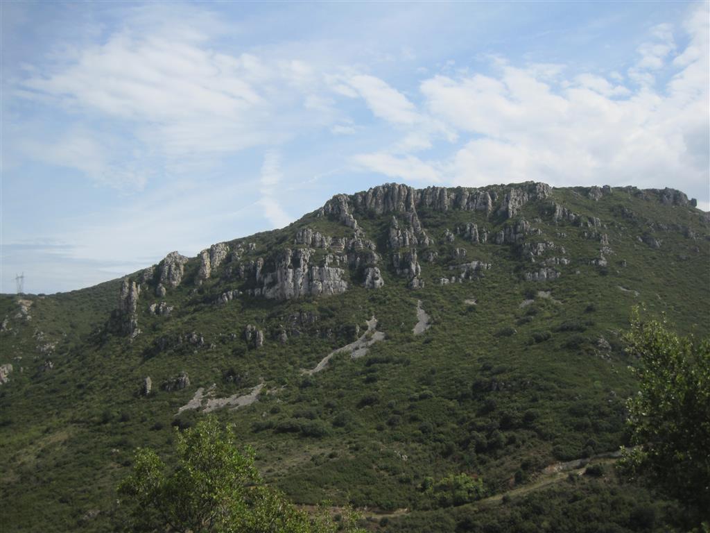 Ladera este del barranco, donde se aprecia la presencia de algunas fallas afectado a la roca y canchales recubriendo la parte baja de la ladera