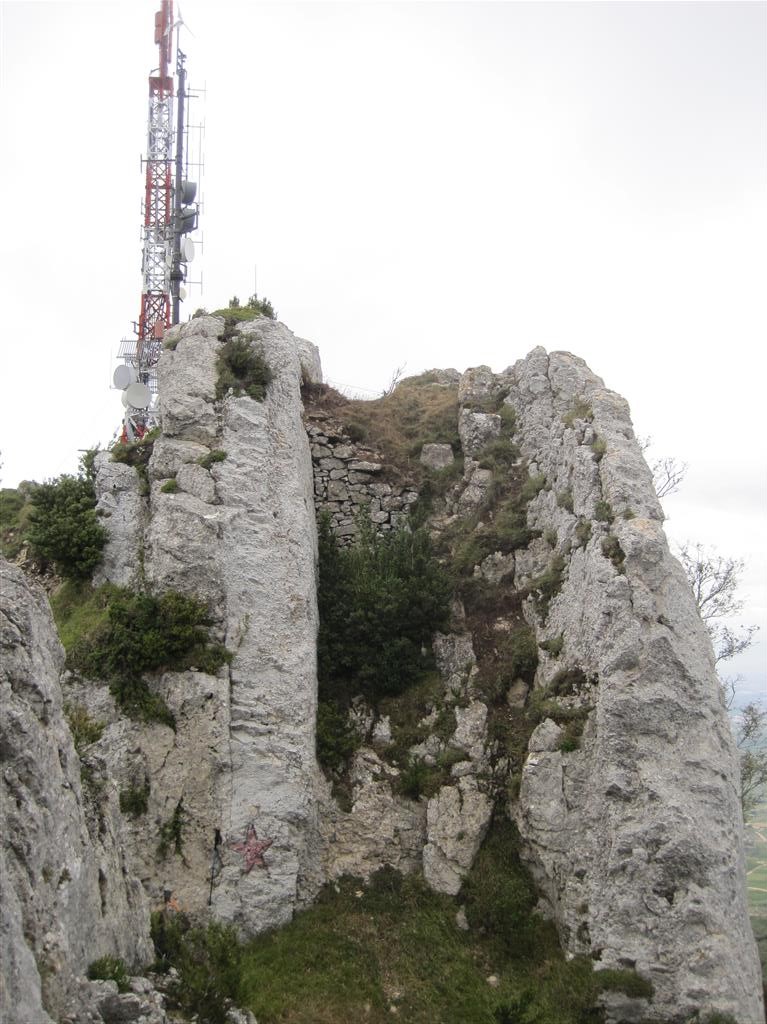 Capas de calizas dolomitizadas en posición vertical cerca de la cima de San León