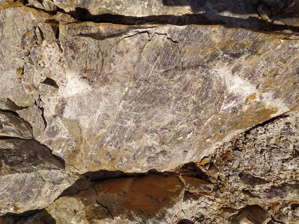 Detalle de mármol de Almándoz con característicos bandeados de color.