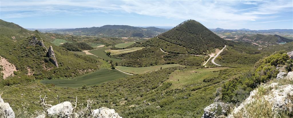 Vista parcial del sector norte del diapiro de Lorca. El resalte más pronunciado en el centro de la imagen corresponde a limolitas cretácicas. A su izquierda se observan crestas rocosas formadas por calcarenitas eocenas. A la derecha se observa el embalse de Alloz. Los pequeños resaltes a su izquierda están formados por materiales más blandos oligocenos del cenozoico continental.