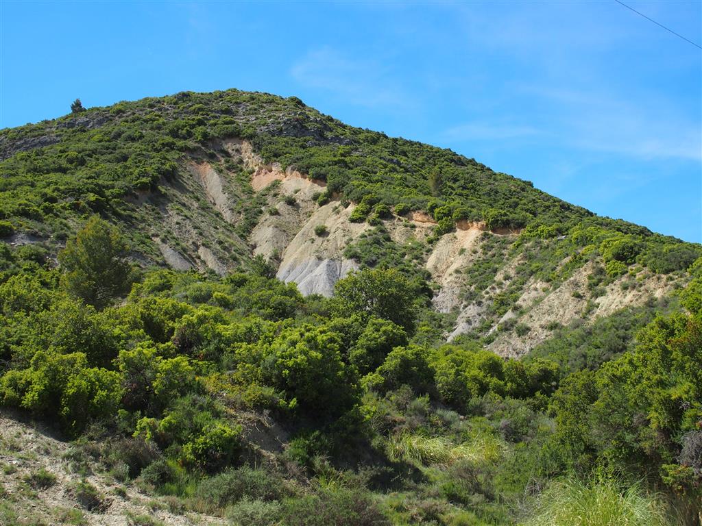 Contacto discordante entre la formación basal de margas, lutitas y areniscas del Cretácico inferior y las calcarenitas eocenas que coronan el resalte.