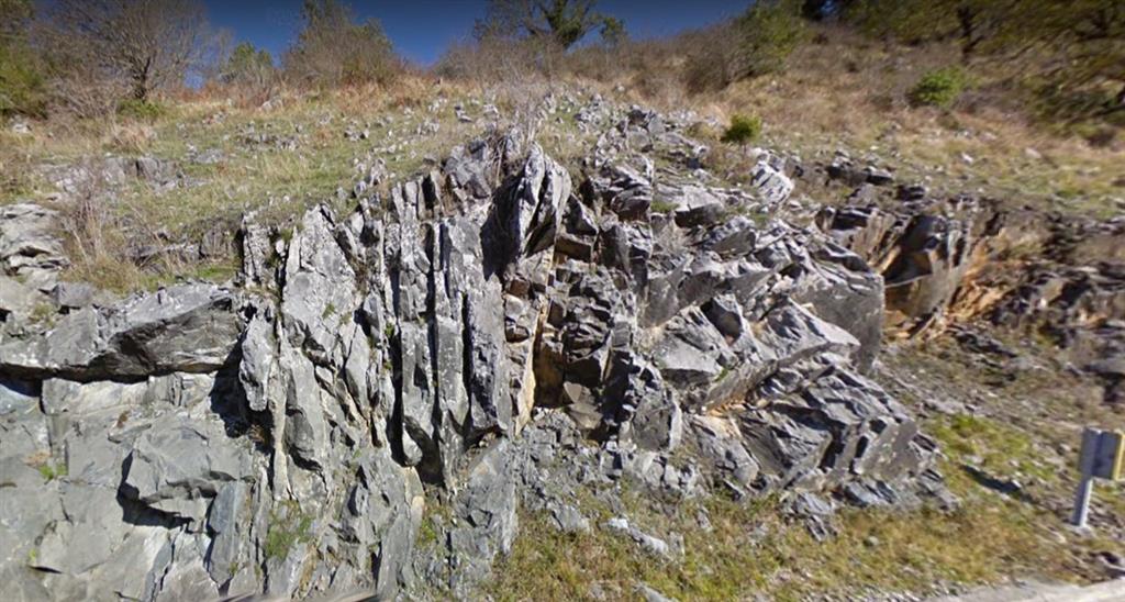 Calizas jurásicas (unidad 113 del mapa geológico de Navarra). Fuente: Google Maps