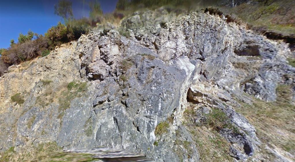 Calizas jurásicas (unidad 115 del mapa geológico de Navarra). Fuente: Google Maps
