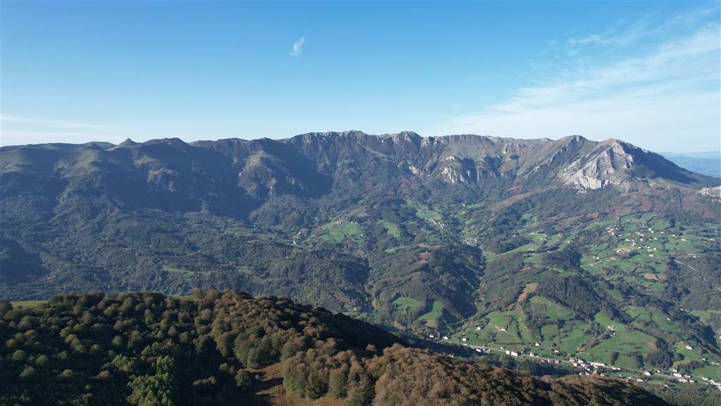 Vista panorámica del cabalgamiento frontal de las Malloas de Aralar. Fuente: Cortesía de la Dirección General de Obras Públicas e Infraestructuras del Gobierno de Navarra.