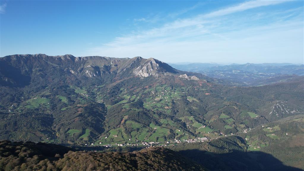 Vista panorámica del cabalgamiento frontal de las Malloas de Aralar. Fuente: Cortesía de la Dirección General de Obras Públicas e Infraestructuras del Gobierno de Navarra.