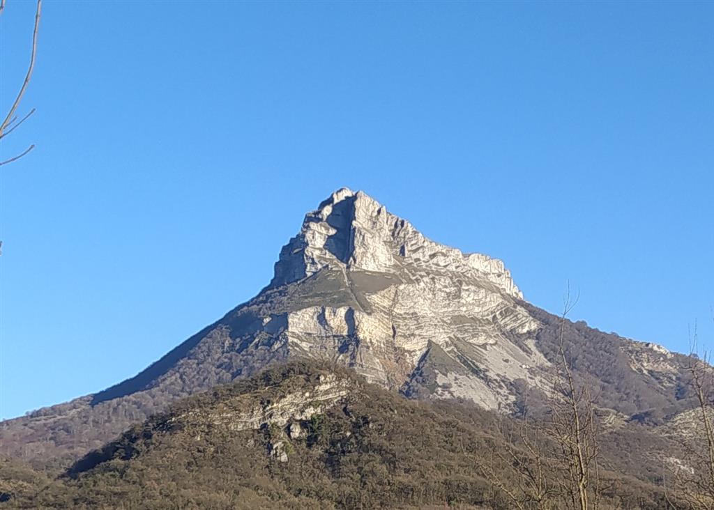 Vista frontal de la estribación occidental de la sierra de San Donato.