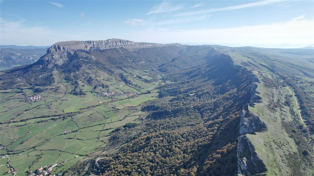 Vista aérea de San Donato y la sierra de Lizarraga, unidos entre sí por los Altos de Goñi. Estructuralmente, San Donato representa un sinclinal colgado y Lizarraga el flanco norte del sinclinal de Urbasa-Andía. El valle de Ergoyena situado entre ambas estructuras es otro relieve invertido, dado que corresponde al anticlinal de Ergoyena, de núcleo más margoso y que ha sido desmantelado por la erosión. Fuente: Cortesía de la Dirección General de Obras Públicas e Infraestructuras del Gobierno de Navarra.