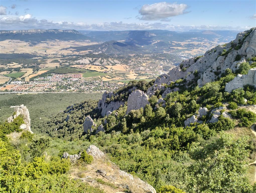 Crestas rocosas de conglomerado en el Alto de Montejurra, a cuyos pies se desarrolla la llanura formada por el diapiro de Estella.