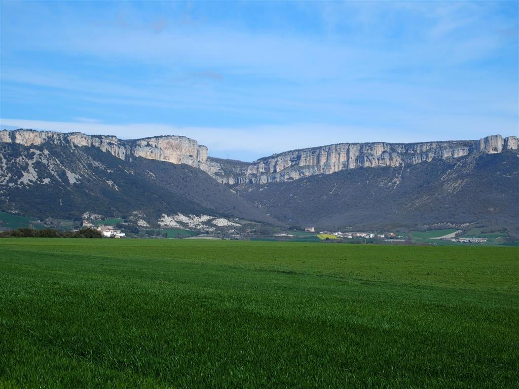 Vista general de los resaltes rocosos de Lóquiz en el entorno de la localidad de Ganuza.