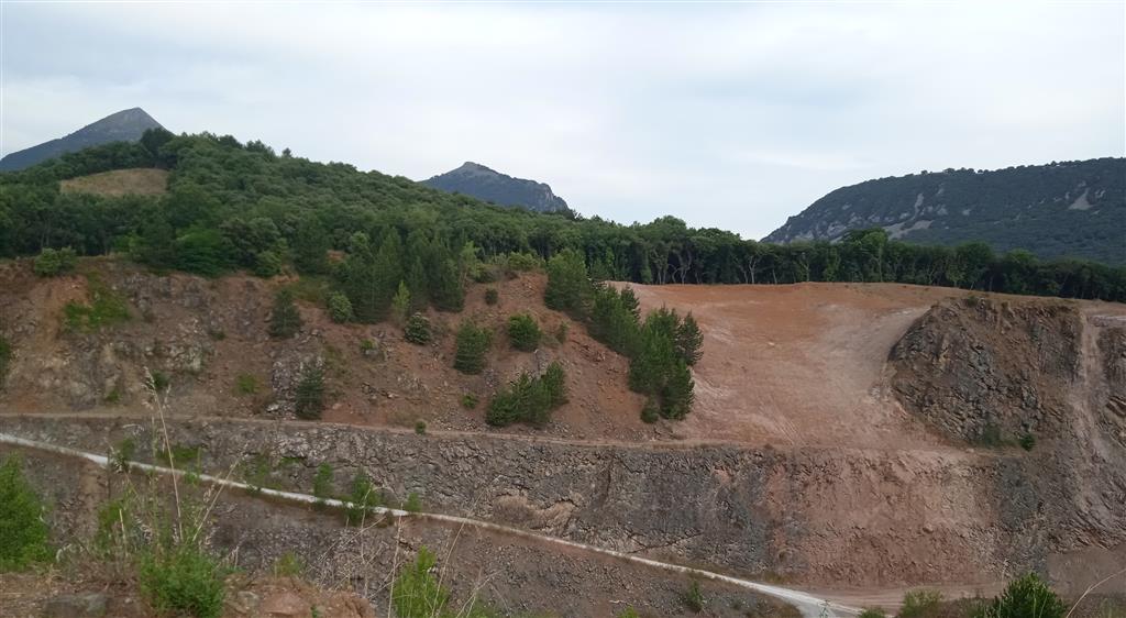 Masas ofíticas englobadas en rocas encajantes del Triásico Superior (Keuper) de tonos rojizos. Fuente: Cortesía de Hormigones Beriain, canteras de Lete.