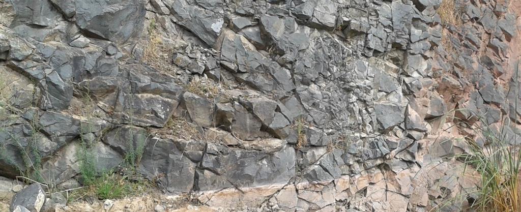 Detalle de las ofitas de característico color verde. Aspecto sano y con una notable red de fracturación asociada a su historia geológica.  Fuente: Cortesía de Hormigones Beriain, canteras de Lete.