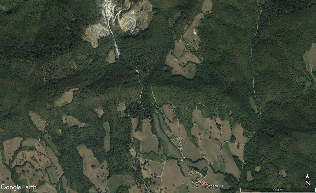 Vista área de Eltzaburu y la explotación minera situada al norte. Fuente: Google Earth.