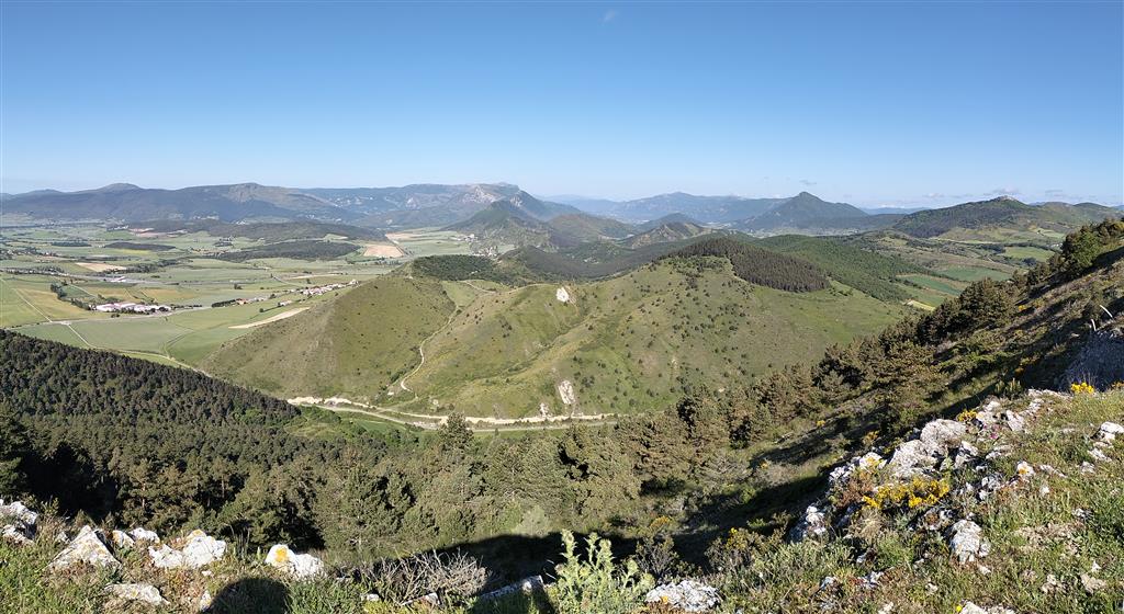 Vista general del sistema de pliegues desde la cima del monte Sollaondi. Los resaltes más prominentes están formados por capas más resistentes que marcan los flancos de anticlinales-sinclinales.