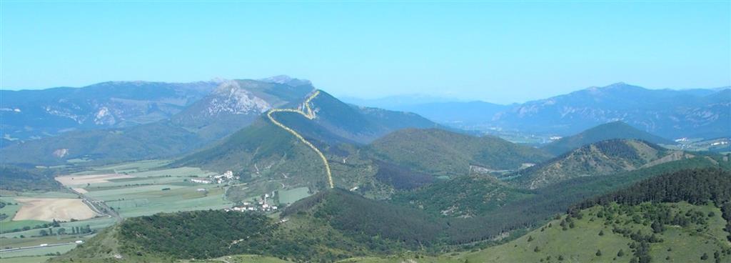 Cresterío ondulante que marca el límite entre el sector plegado de Erice-Sarasate (dcha) y la cuenca de Pamplona (izda).