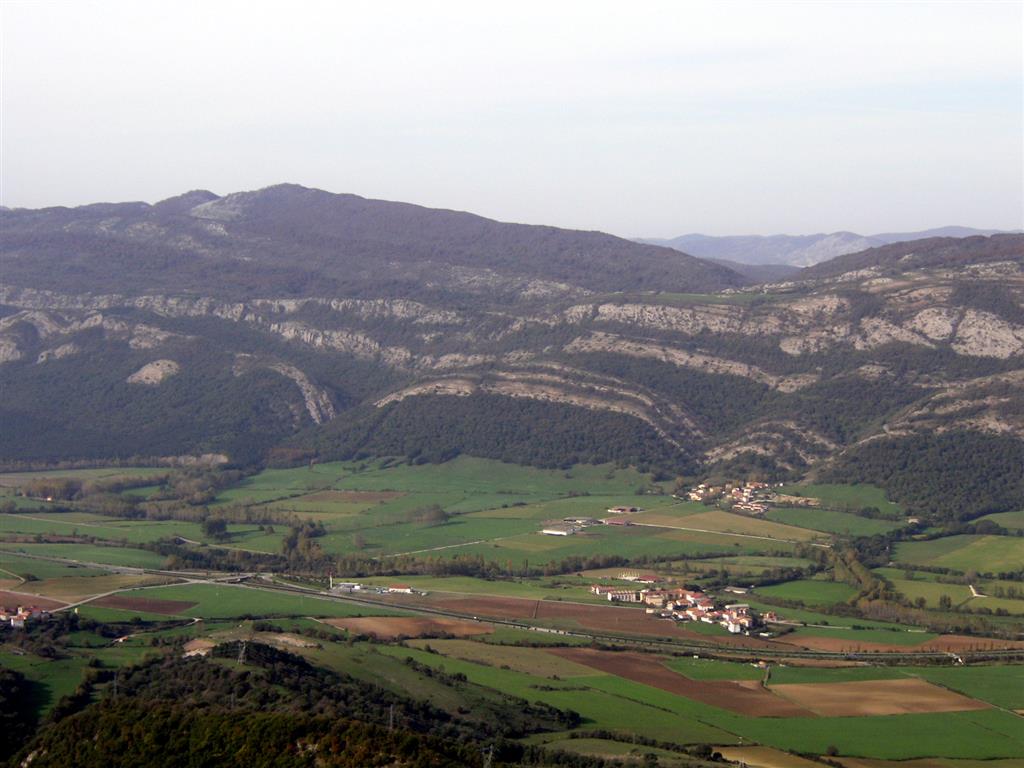 Vista panorámica de las barras calcáreas verticales cuyas morfologías redondeadas son consecuencia de un proceso de erosión remontante de las aguas de escorrentía.