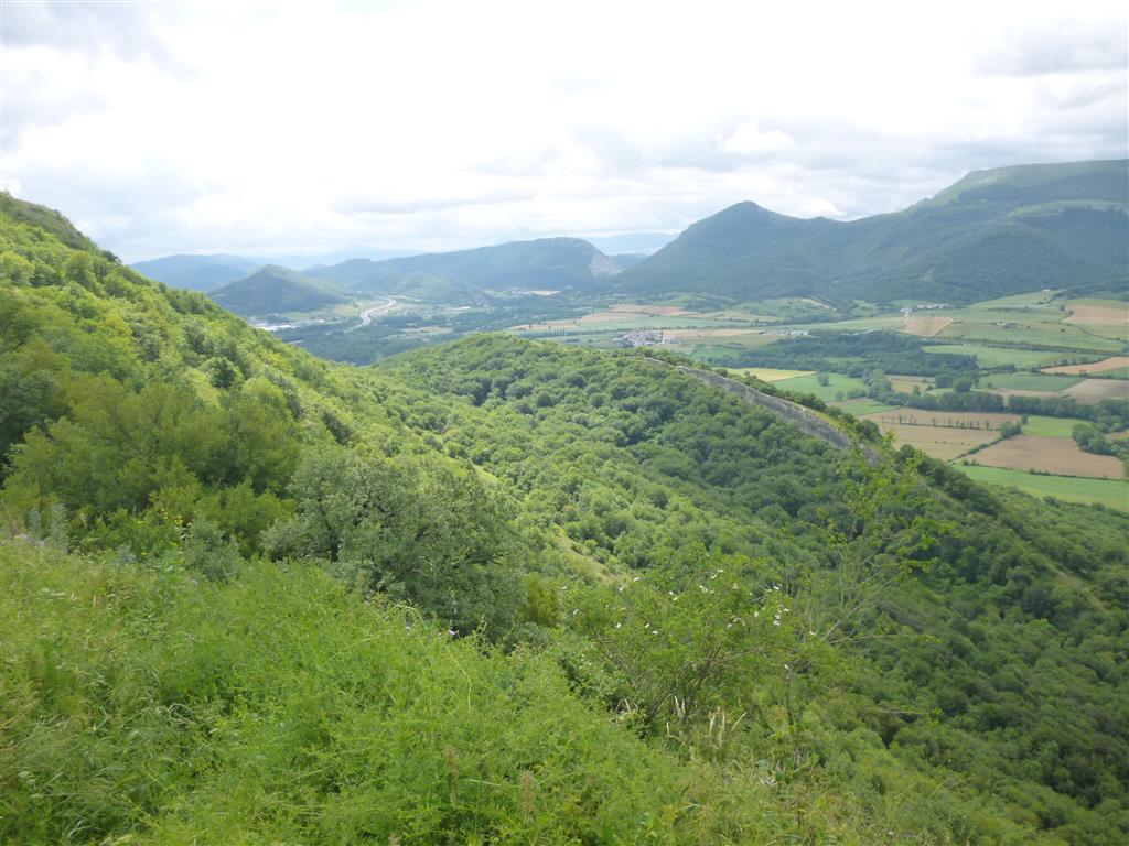 Vista de las crestas rocosas redondeadas que se alzan sobre el corredor del Arakil, desde los senderos superiores.