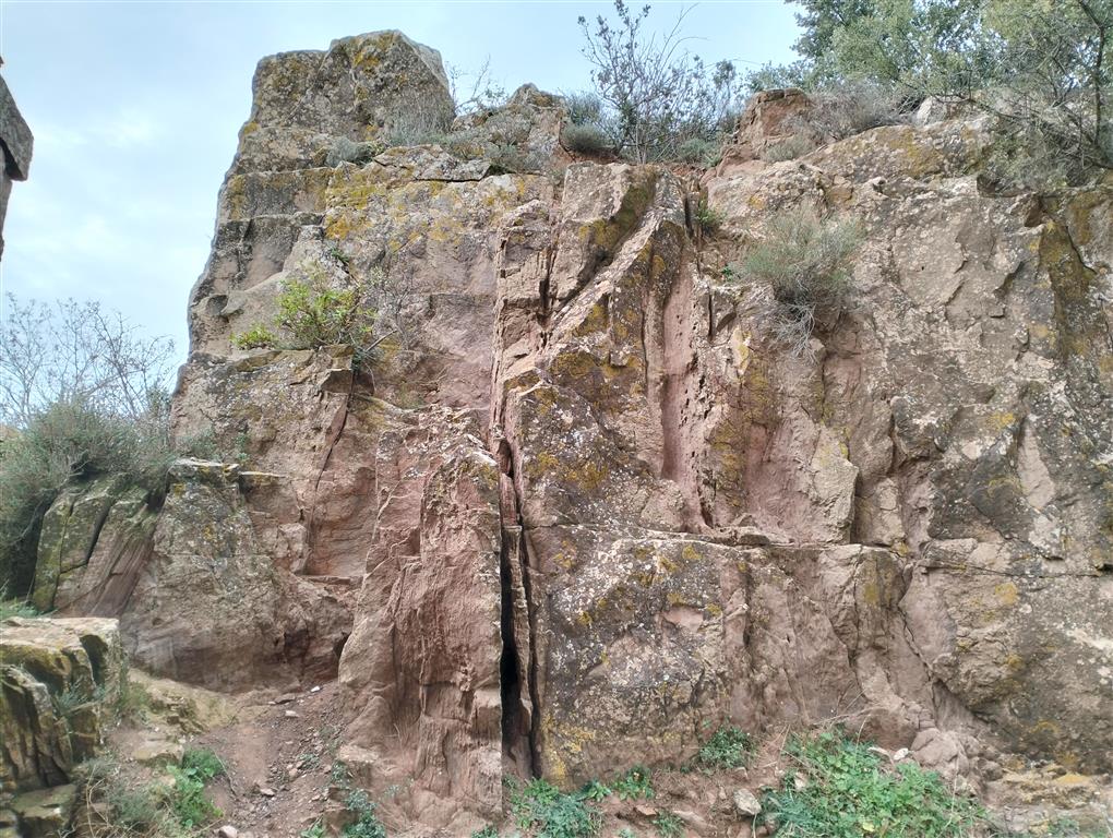 Otro afloramiento de areniscas junto a la basílica de San Gregorio.