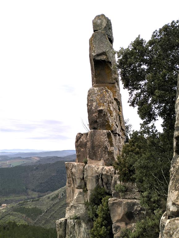 Pináculo rocoso formado por las areniscas de Mués.