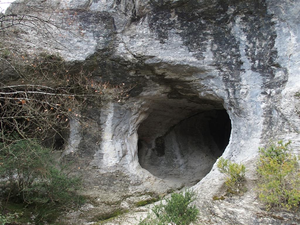 Aspecto externo de la cavidad, tallada en calcarenitas cretácicas.