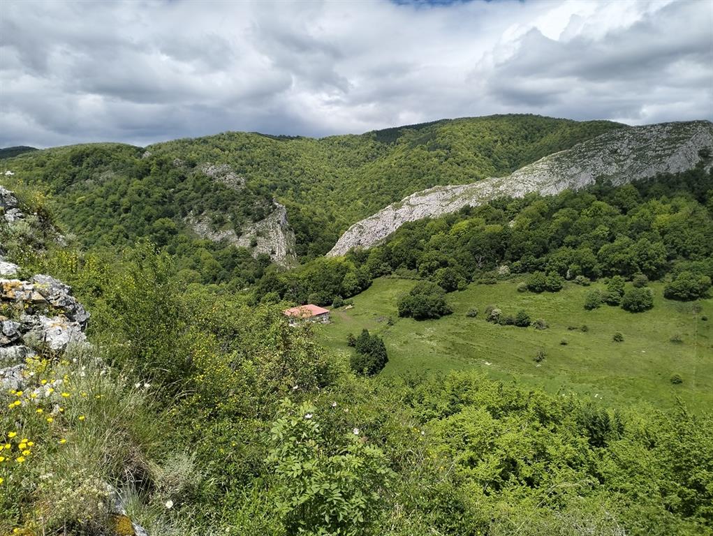 Vista panorámica del flanco norte del sinclinal de Aitziber, seccionado por la regata Berraunea