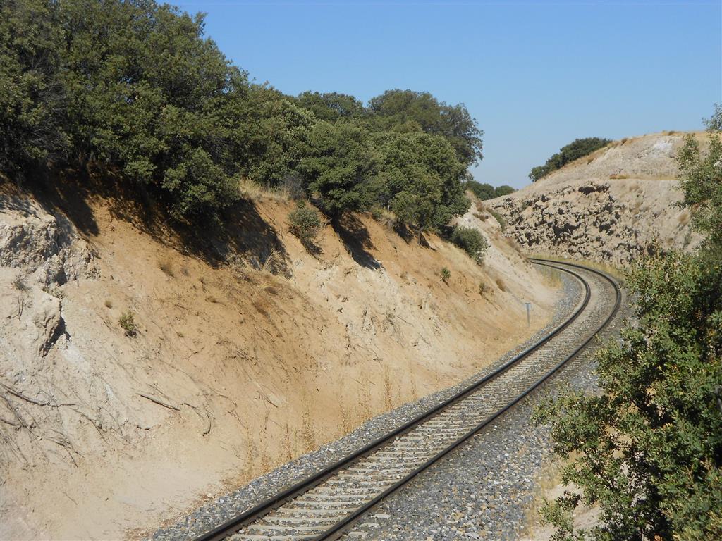 Vista general de la vía de Ferrocarril donde se visualiza el afloramiento.