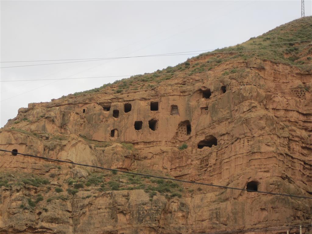 Cuevas artificiales excavadas en las areniscas del monte San Fruchos (Arnedo)