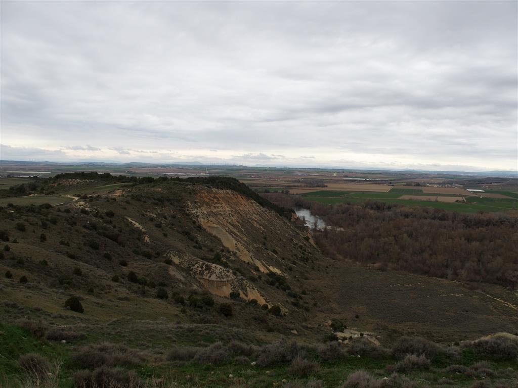 Vista del río Aragón y su llanura de inundación bajo los resaltes cenozoicos de areniscas, limolitas y arcillas junto al recinto amurallado de Rada.
