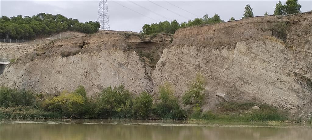 Detalle de la terraza alta del río Aragón sobre sustrato yesífero cenozoico.