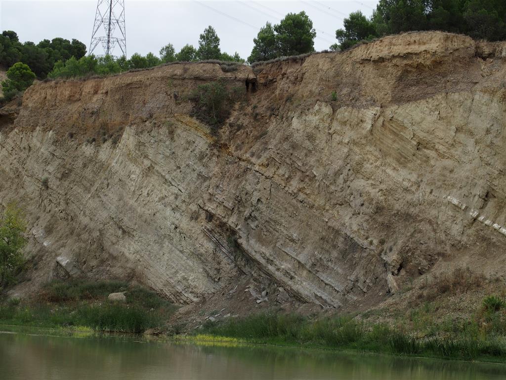 Detalle de la terraza alta del río Aragón sobre sustrato yesífero cenozoico. Se observan algunos puntos de la terraza con base erosiva cóncava.