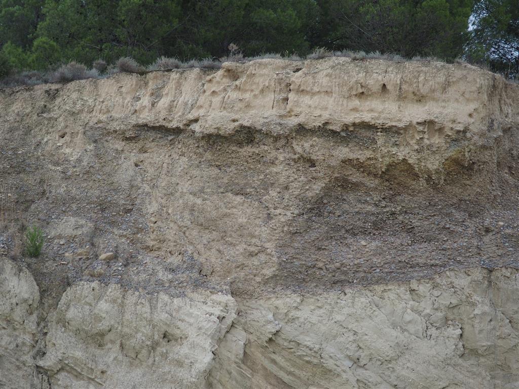 Detalle de la terraza alta del río Aragón sobre sustrato yesífero cenozoico. Se observa una secuencia granodecreciente, con cantos más gruesos en la base y una textura más fina en la parte superior.