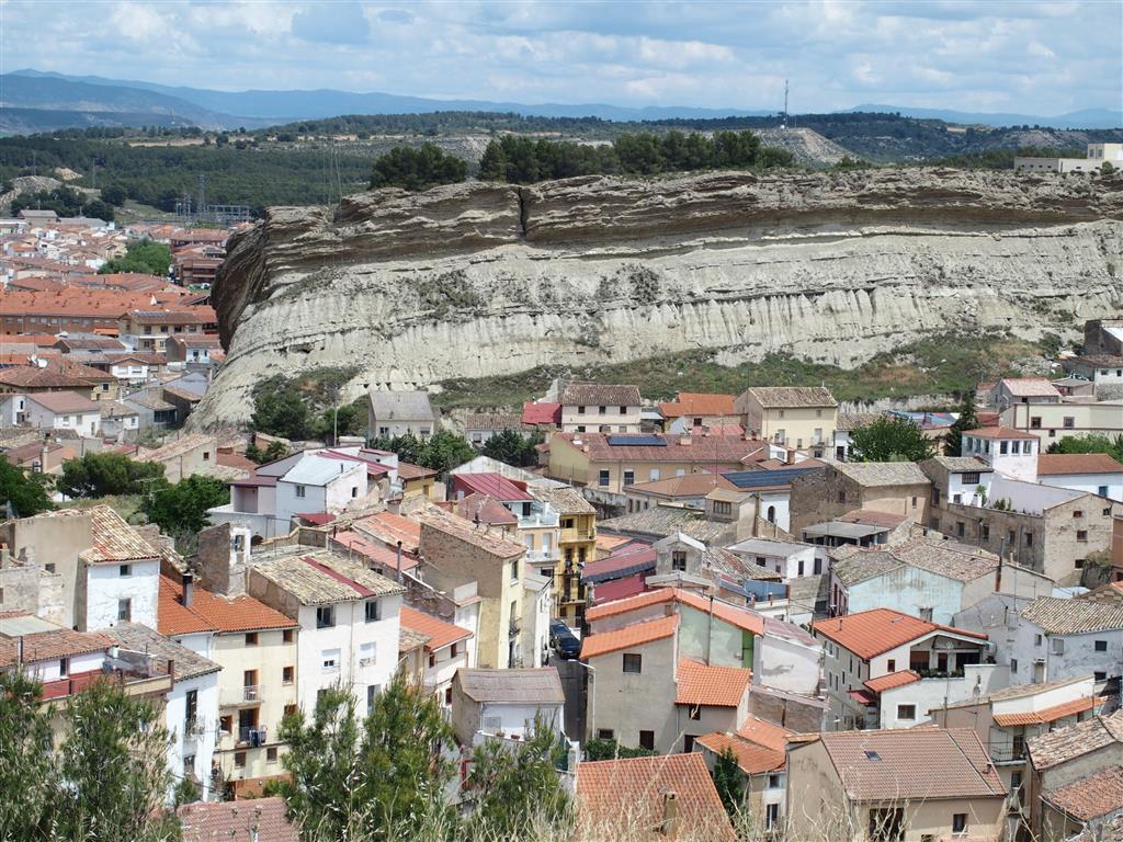 Escarpes rocosos de Caparroso, formados principalmente por materiales yesíferos más resistentes a la erosión respecto a las unidades arcillosas y margosas. Presentan buzamiento moderado hacia el noreste, dado que se sitúan en el flanco norte del anticlinal de Falces.