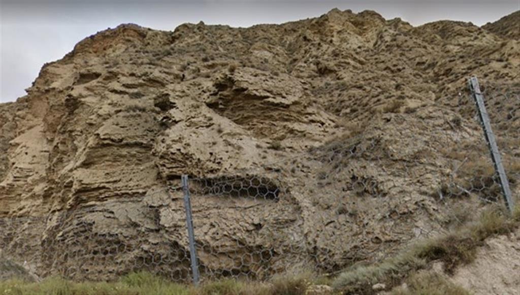 Aspecto del resalte rocoso yesífero en Azagra. Fuente: Google Maps