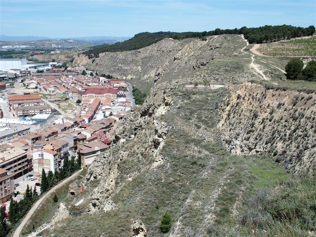 Escarpes yesíferos de Azagra, esculpidos por la acción geológica del Ebro y las aguas de escorrentía que erosionan su superficie.