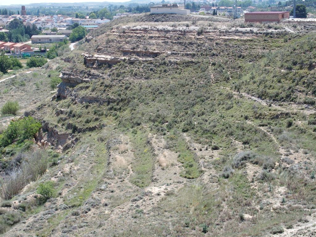 Aterrazamiento norte de la colina donde se ha definido el recorrido de Las Yeseras.