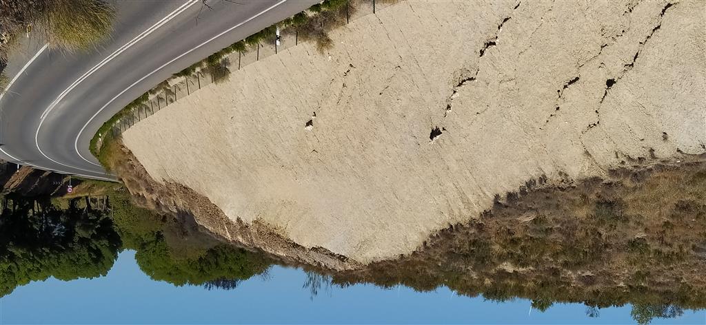 Detalle de nivel granular de terraza fluvial sobre sustrato rocoso.