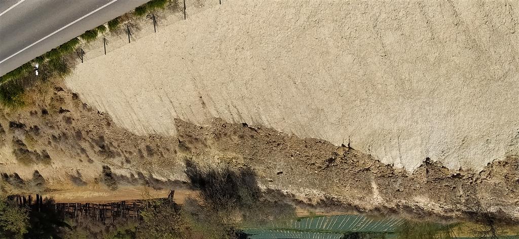 Detalle de la fracturación escalonada del depósito granular debido a la deformación.