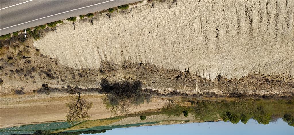 Detalle de la terraza basculada y afectada por fallas normales que escalonan el depósito granular.