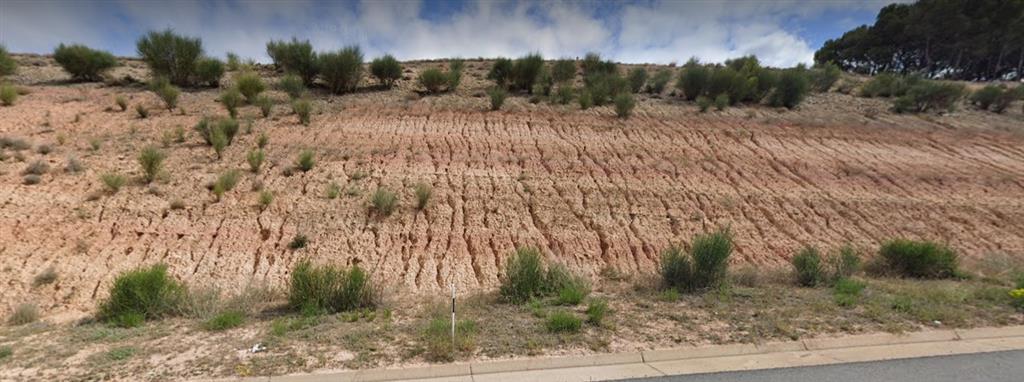 Terraza colgada deformada sobre sustrato mioceno limoarcilloso. Fuente: Google Maps.