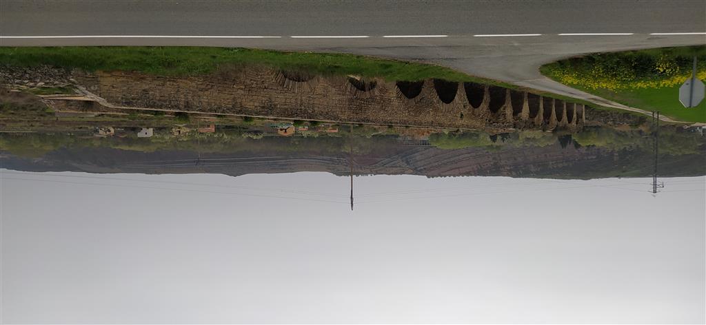 Llanura de inundación del río Ebro en las cercanías de Alcanadre. Al fondo, resalte rocoso con un bonito pliegue anticlinal.