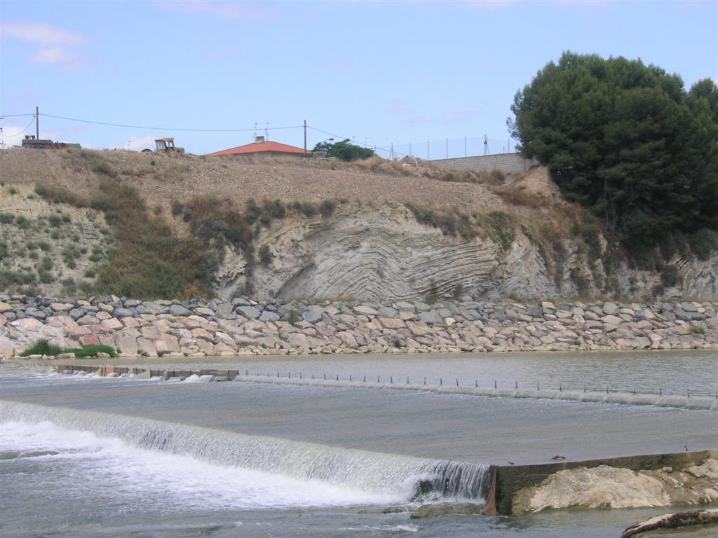 Terraza fluvial colgada sobre sustrato yesífero neógeno, junto al campo de fútbol de Milagro.