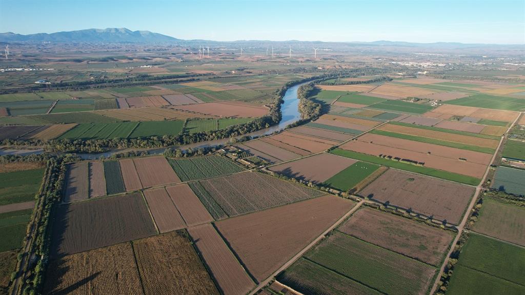 Vista de la llanura aluvial del río Ebro en Cabanillas. En la margen derecha del río se aprecian algunos niveles de terrazas más altas respecto a la actual llanura de inundación. Fuente: Dirección General de Obras Públicas e Infraestructuras del Gobierno de Navarra.