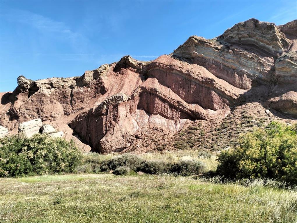 Vista del núcleo y flanco norte del anticlinal. El núcleo se encuentra parcialmente erosionado y en él se observan algunos replegamientos menores.