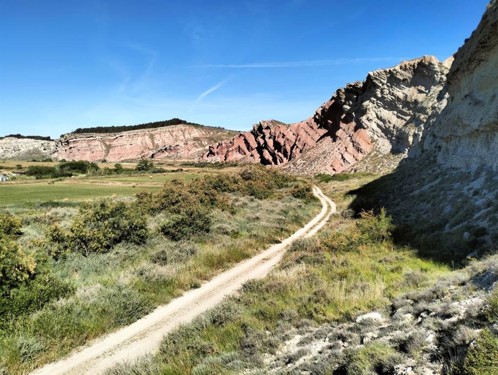 Vista panorámica donde se observa en primer plano el flanco norte del anticlinal y al fondo, el flanco sur.