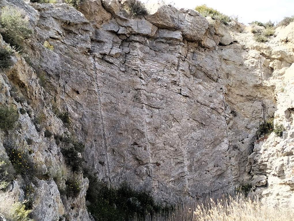 Sección donde aflora los yesos oligocenos. La imagen muestra un pliegue apretado y tumbado bastante desdibujado por la erosión.
