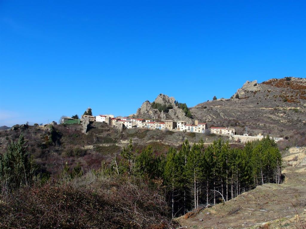 Vista panorámica de la localidad de Petilla de Aragón y las características crestas rocosas que la rodean.