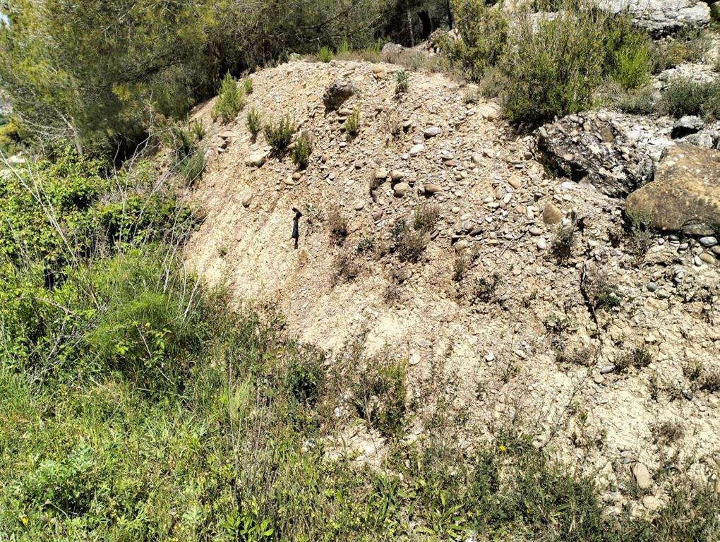 Contacto estratigráfico entre la unidad granular de glacis y el sustrato mioceno infrayacente.