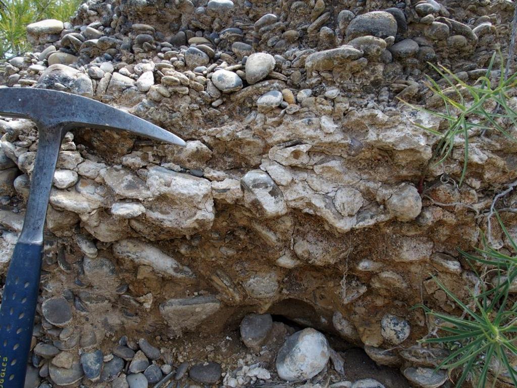 Frecuentes enconstramientos carbonatados en la unidad granular pleistocena.